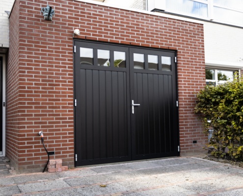 Hoogwaardige openslaande garagedeuren voor een naadloze binnen-buiten ervaring