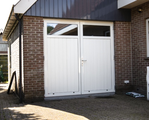 Op maat gemaakte openslaande garagedeuren van Nauta Deurenservice: vakmanschap in elke deur